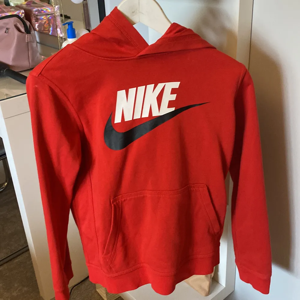 Röd Nike hoodie som är använd väldigt få gånger och som NY!!😻 stl 147-158 cm passar en XS och XXS. . Hoodies.