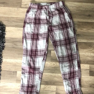 Rutiga pyjamasbyxor - Ett par jättefina röda pyjamasbyxor som jag säljer pga råkade krympa i tvätten, de är i xs men passar nog någon som är ca 160 lång💕