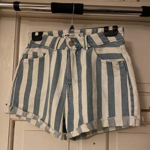 Fina randiga shorts från New Yorkers ”Fishbone”. Blå/vita. Storlek S.