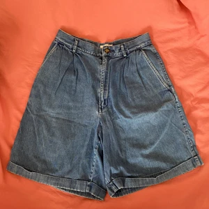 Snygg shorts  - Coola shorts perfekt till sommaren🌞 Långa och bekväma, köpta secondhand av mig för två år sedan