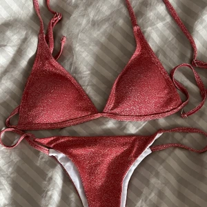 Glitter bikini - Oanvänd glittrig bikini från Shein i strl XS!💕 känns stretchig i tyget🌙använd gärna köp nu!🥰SLUTSÅLD