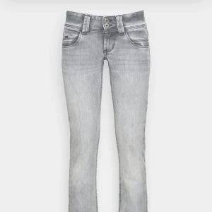 Pepe jeans gråa!  - Kollar intresset på ett så snygga jeans som är använda men är inget man ser! Är i storlek 27/32 och passar mig som vanligtvis bär storlek 34 eller 36. Kom privat för frågor eller bilder💕 ÄR EJ SÅLD ÄN Orginalpriset 1000kr