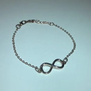 Armband - Infinity armband som skiftar i lite guldfärg🫶🏻💞💞(frakt med frimärke ligger på 14kr, billigare frakt)!
