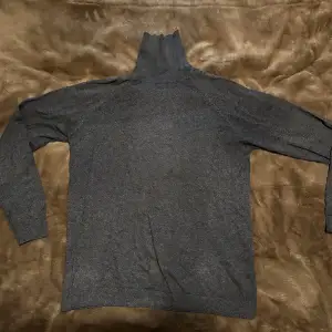En mörkgrå polo tröja i storlek Small💯