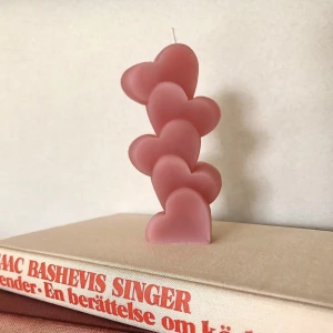 Hearts on Hearts 💕 - Alla förtjänar kärlek, en perfekt present till någon du tycker om! 🥰   (Vid doft och/eller gold flakes; 12kr)  (Vid present packning; 4kr)   Tillgängliga dofter: Ocean, Rosor, Kanel, Nytvättat & Cotton Candy 