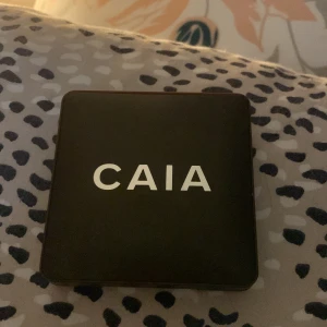 Caia  - Säljer min bronzer från caia Santorini använd bara någon gång 