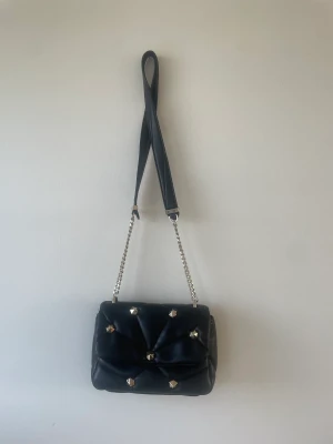 Zara väska med nitar - Säljer denna från zara väska då den inte kommer till användning. 