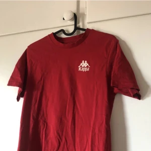 Kappa t-shirt - Röd kappa tshirt i bra skick, säljer för att den ej kommer till användning:)