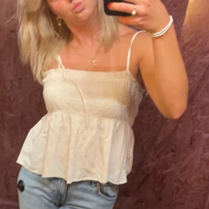 Zara topp - Säljer denna populära topp från zara. Vecken i tröjan har gått bort en del pga tvätt men fortfarande skitsnygg. Storlek M men sitter som S