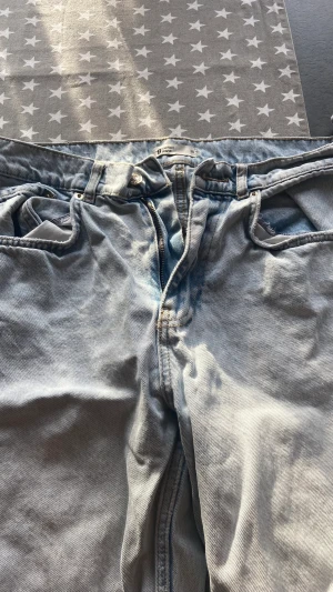 90s highwaist jeans - Säljer mina jeans från Gina tricot. Köpta för 500kr säljer för 200kr (Lite söndriga längst ner vid benet) 