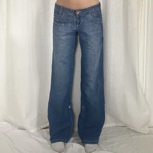 Lågmidjade jeans - Använd köp nu! Midjemått:78 innerbenslängd:78 Hon på bilden är 160 cm och w26 som referens🫶