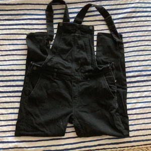 Hängselbyxor  - Svarta hängselbyxor från HM
