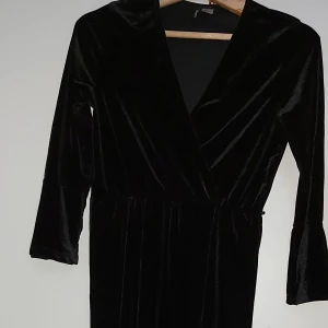 klänningar och tröja och T-shirt  -  pris går att diskutera, allt är nytt och inte använt så mycket, säljs pga storlek s/m förutom xl byxorna jag kann sälja allt för 500 kr 