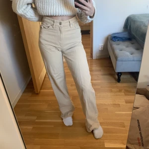 Beiga jeans - Säljer dessa beiga jeans från Monik. De är i bra skick utan några fläckar. De sitter perfekt på mig som är 161 cm. Dessa passar för både storlek 36 och 38 då de passar både mig och min kompis.