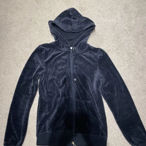 Mjukissett - Så najs marinblått mjukissett!! Liknar Juicy🫣 nypris: ca 600 kr  