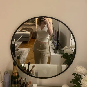 Monki kostymbyxa - Säljer dessa kostymbyxorna från monki, i storlek 38. Lite stora på mig så de kommer inte till användning. Lite tjockare, skönt material💕