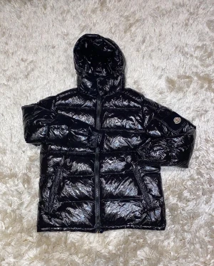 Moncler maya /äkta - Äkta moncler maya jacka, knappt använd har 2 styckna en i storlek M och en i L