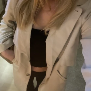 LJUS KAPPA - Vårig trenchcoat/kappa💖 Aldrig använd och köpt här på plick💘 Är relativt tunn så passar perfekt nu till våren💓💗Skriv för fler bilder!