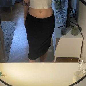 Flash woman kjol - Low waisted svart kjol från Flash Woman i storlek s. Tunt och stretchigt material, super skön! 🖤