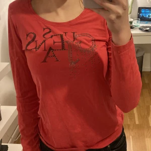 Guess jeans tröja - Gammal tröja coolt tryck. Storlek L men passar även S och M