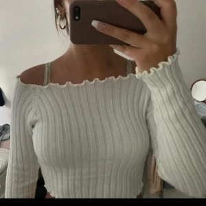 Vit stickad topp - Vit topp i stickat material! Aldrig använd!💞