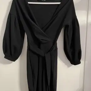 Fin svart klänning från Boohoo. Perfekt som festklänning. Knytning i midjan. Använd en kväll och är i nytt skick. Storlek S