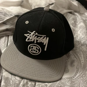 stussy keps! - Stüssy keps köpt från hemsidan för nått år sen. Äkta! Pris är diskuterbart:)