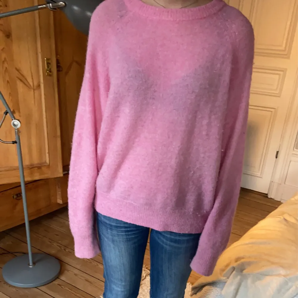 Fin rosa stickad tröja från Åhléns, märke C.W använd men fin fint skick😍. Stickat.