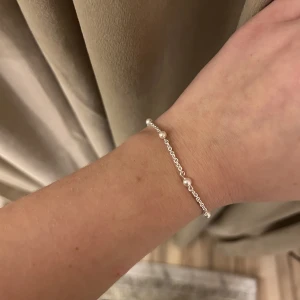 Armband äkta silver - Minimalistiskt armband i 925 sterling silver. Kommer i en tillhörande förvaringspåse💗 Kolla in @uf.lumen på Instagram!