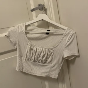 Vit Ribbad Topp - Säljer denna vita ribbade toppen från shein som inte kommer till användning längre 🤍 den är i använt skick 😊
