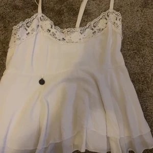 Topp från Chelsea - Säljer denna superfina topp från Chelsea som inte säljs längre. Köpte för flera år sedan men har endast använt ca 5 gånger eftersom den inte riktigt passar mig.  Köparen står för frakt! Storlek S -justerbara axlar!