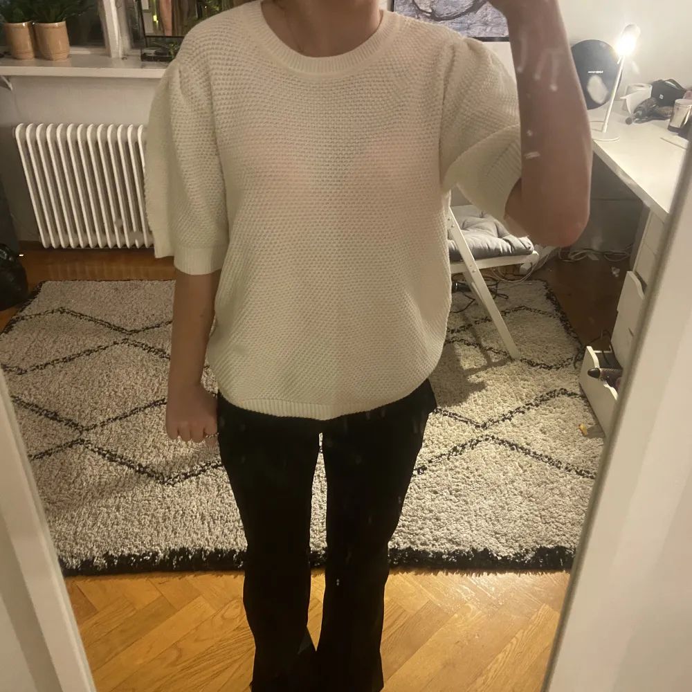 Skit fin vit vila tröja som köptes i höstas. Den är väldigt liten i storlek och har aldrig använts. Den är i storlek L men skulle säga att jag som är XS/S pssar denna perfekt❤️. Tröjor & Koftor.