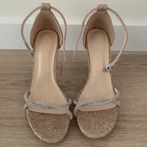 Nya oanvända Klackskor i champagne färg (35) - Nya oanvända Klackskor  Champagne guldig glitter färg Stl 35