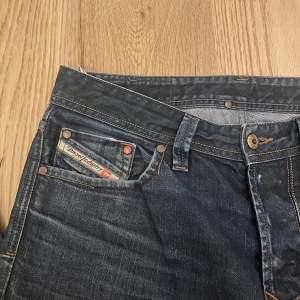 Galet snygga diesel jeans som sitter skit fint storlek :W31 L32 ❤️👍bara att fårga om fler bilder!!! PRIS KAN DISKUTERAS!!!