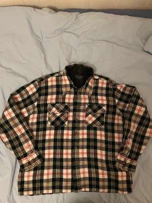 Overshirt - Overshirt/ skjorta från Woodland säljes! Overshirten är i bra skick! Storlek L. Köparen står för frakt.