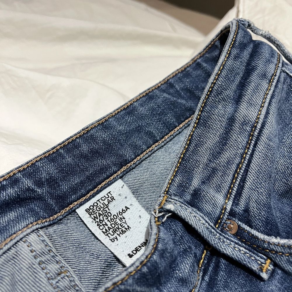 Säljer dessa super fina lågmidjade bootcut jeansen, endast för att jag är i behov av pengar, storlek 26/30 passar mig som är 1,61 och har xs/s i jeans. Kontakta för frågor & intresse 🤩🤩. Jeans & Byxor.