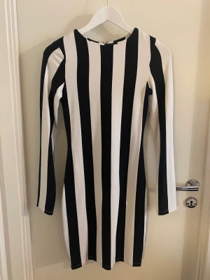 Klänning  - Supernice klänning från H&M. Aldrig använd för liten. 