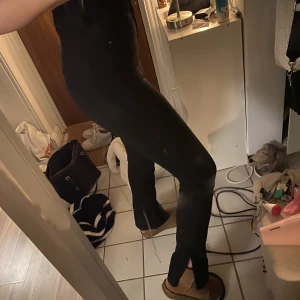 Jeans med slits  - Svarta jeans med slits längst ner. Modell Molly från GinaTricot💞helt oanvända!