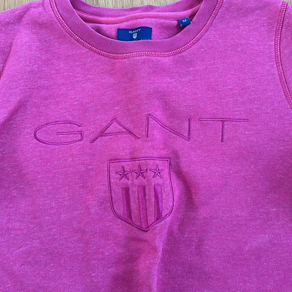 Rosa Gant tröja, storlek M. Fint skick! ✨köparen står för frakten. Tröjor & Koftor.