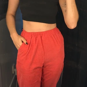 Corduroy byxor - Den första bilden har av någon anledning fel färg. Dem andra bilderna har rätt rosa nyans. Byxorna är sköna och ett perfekt statement piece. Storleken är m/l.