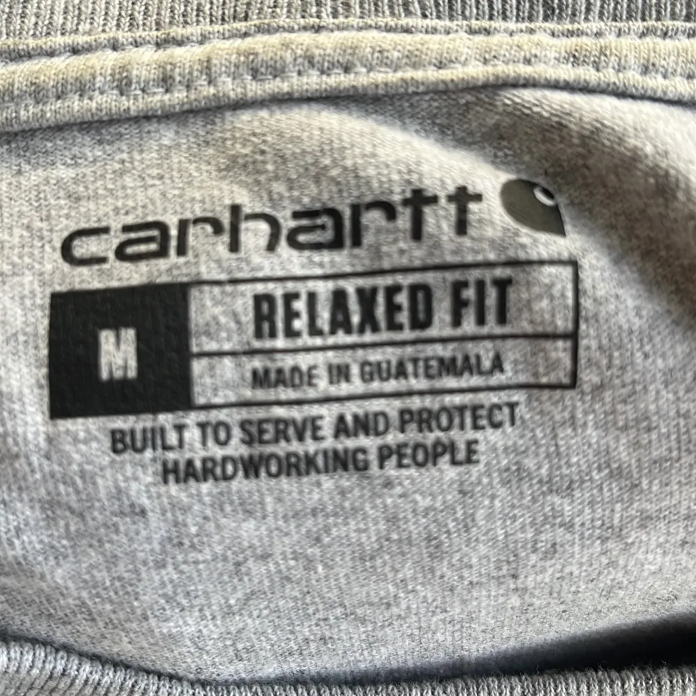 Carhartt grå tshirt, inga märken, bra skick nästan nyskick. Storlek M men sitter relaxed. Köpare står för frakt. T-shirts.