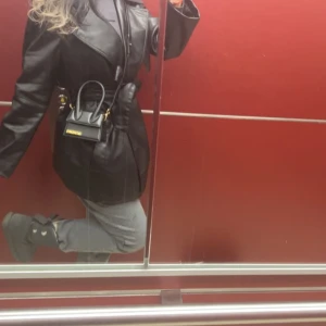 Kappa  - Säljer denna helt nya kappan från Zara. Använt den endast en gång och i helt nytt skick. Köptes för 860kr och säljer den nu för 500kr. Jackan är helt slutsåld på deras hemsida.( För mer bilder på, skriv privat).☺️ 