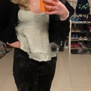 Brandy Melville topp - Jätte fin tripp från Brandy. Det finns ingen storlek men den passar en xxs-s skulle jag säga. 