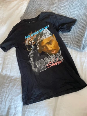 2pac vintage tshirt  - Vintage oversized tröja med tryck, i fint skick! Hör av er vid funderingar, kram Ebba 