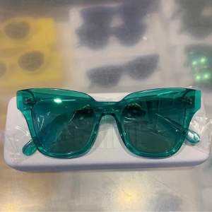 Så fina chimi solglasögon i färgen aqua modellen 005. De är aldrig använda så helt nya. Fodralet medföljer💘