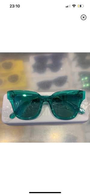 Så fina chimi solglasögon i färgen aqua modellen 005. De är aldrig använda så helt nya. Fodralet medföljer💘