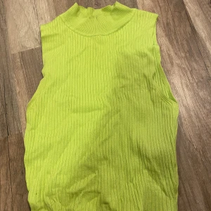 Gröt linne  - Limegrönt linne perfekt till neon fest. Skriv för fler frågor eller bilder🌸