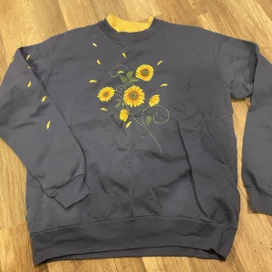 Hoodie med solroser  - Hoodie med solroser 