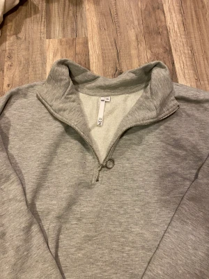 Grå tröja med dragkedja  - Skriv för fler frågor och bilder🌸