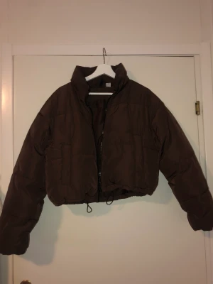 Vinterjacka  - Brun mysig vinterjacka som tyvärr inte kommit till användning, endast använd några få gånger. Jackan är en fodrad vinterjacka från hm.   Frakten ingår i priset 🤎  